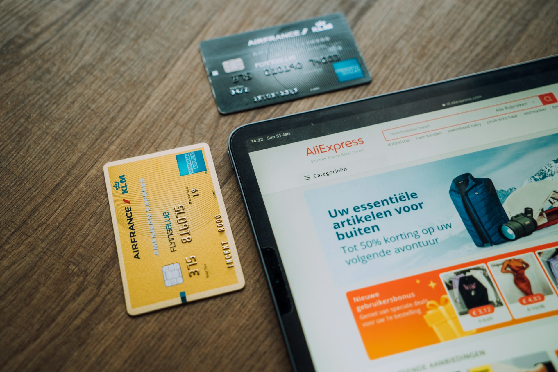 Amex Gold vs. Chase Sapphire: Which Earns More on Dining?